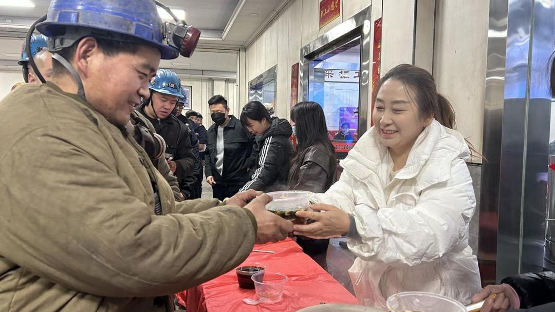 二号井：冬至送饺子 真情暖矿工